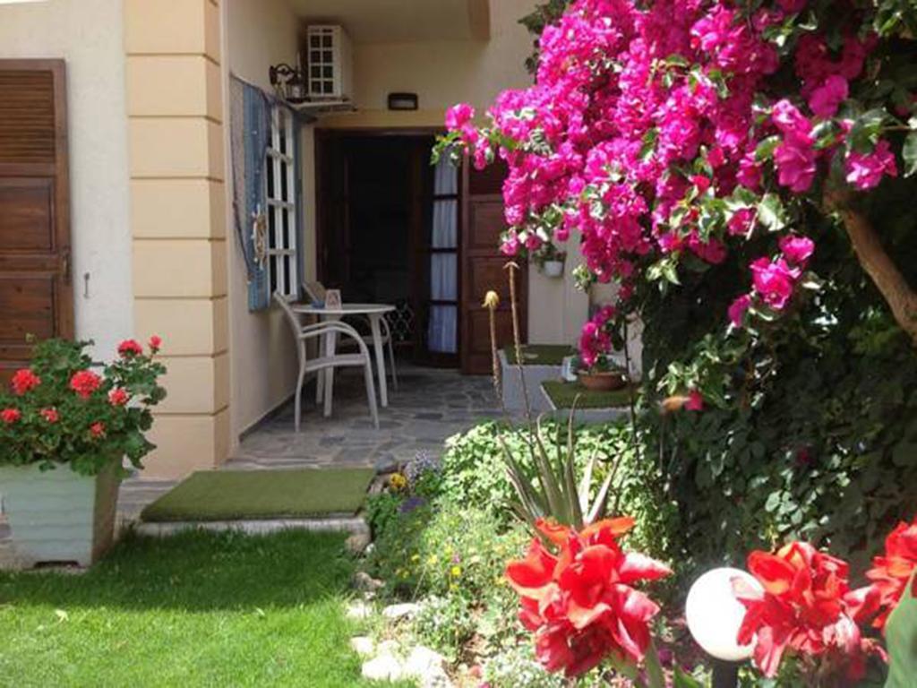 Asterias Studios & Apartments คาลีเวส ภายนอก รูปภาพ